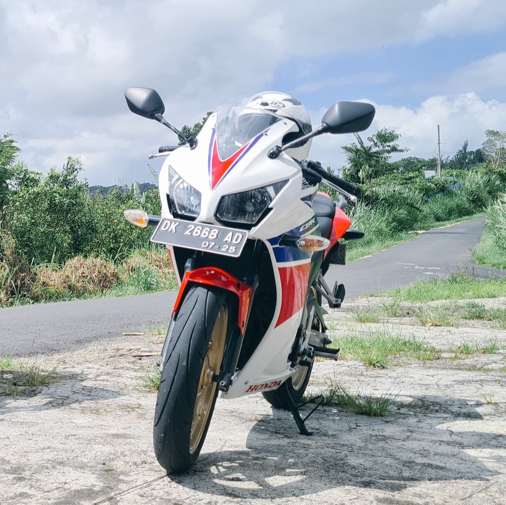 ditaraden's tweet photo. Beginner bike that not so "beginner" in 🇮🇩

#honda #HRC #mc41 #cbr250r #k33 https://t.co/TCg3OUIqEd