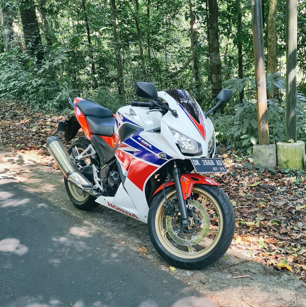 ditaraden's tweet photo. Beginner bike that not so "beginner" in 🇮🇩

#honda #HRC #mc41 #cbr250r #k33 https://t.co/TCg3OUIqEd