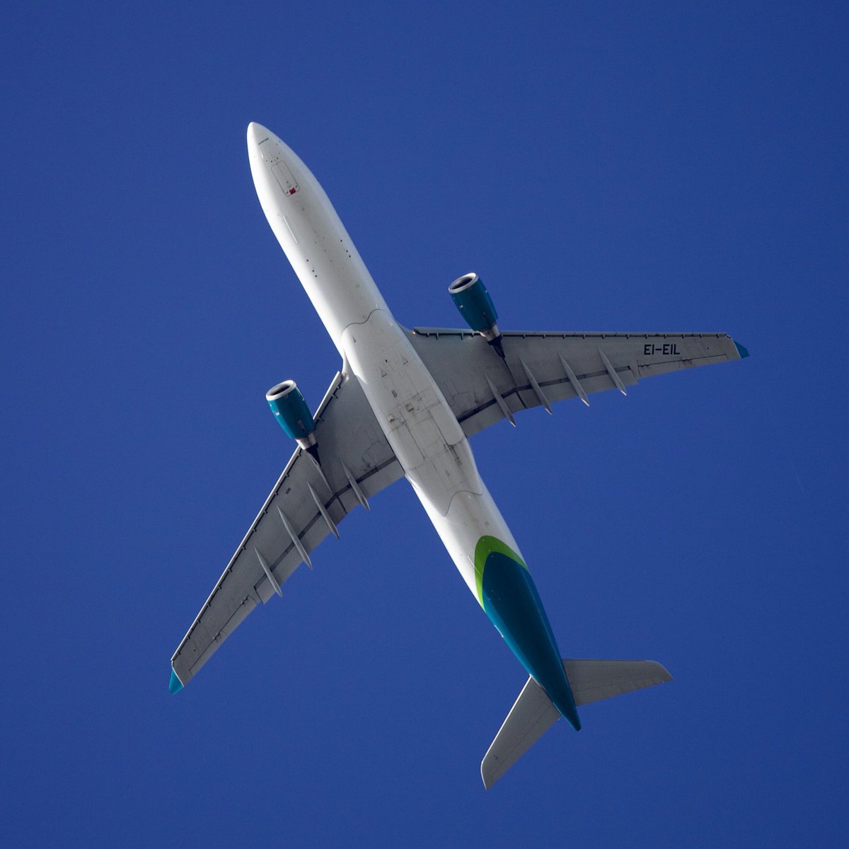 🎶 Look up it’s Aer Lingus…🎶 The weather meant this A330’s flightpath went straight over the club today @ClontarfRugby