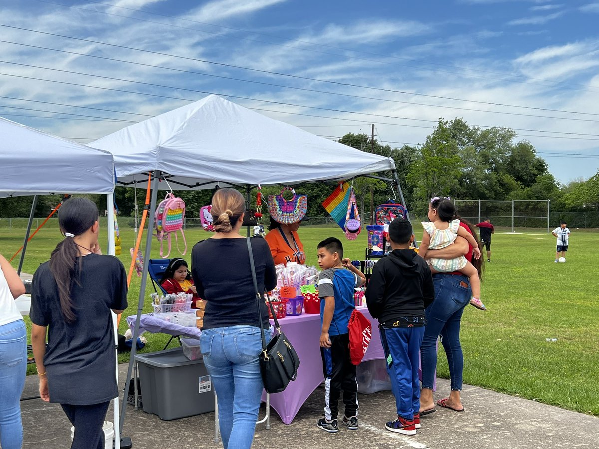 montoyatrev24's tweet photo. It’s SPRING TIME !!💚☀️
What a great way to begin our Saturday afternoon by hosting our Spring Festival !! ⚽️🏈
Shout out to all of our community businesses joining us 🫶🏻
@GrayES_AISD @LAshley2016 @SADubberke @Aldine_FACE
#MyGray #FindTheGood https://t.co/z43dDljA6c