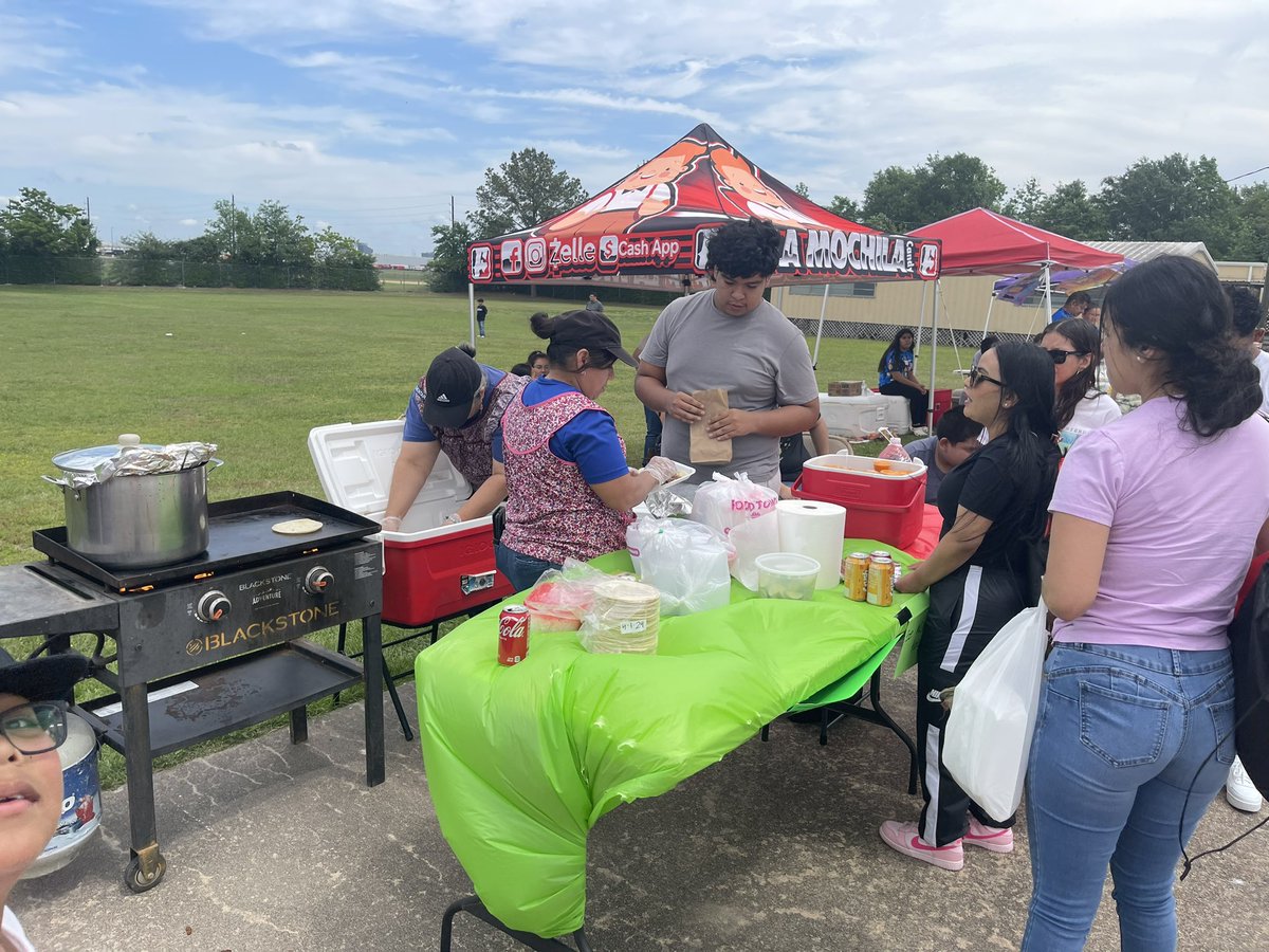 montoyatrev24's tweet photo. It’s SPRING TIME !!💚☀️
What a great way to begin our Saturday afternoon by hosting our Spring Festival !! ⚽️🏈
Shout out to all of our community businesses joining us 🫶🏻
@GrayES_AISD @LAshley2016 @SADubberke @Aldine_FACE
#MyGray #FindTheGood https://t.co/z43dDljA6c