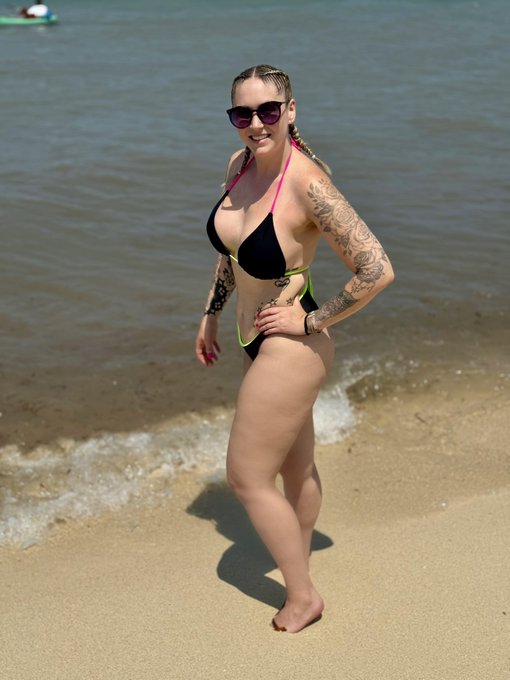 Soaking up all this sun 🌞 https://t.co/yoEmzzUCk2