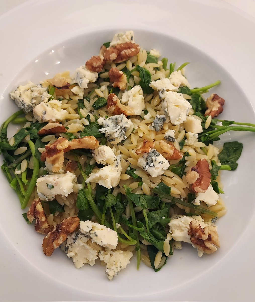 Lovely wine and orzo with watercress, stilton and walnuts.. 👌🏼

Waiting on pudding now 🤣🫣