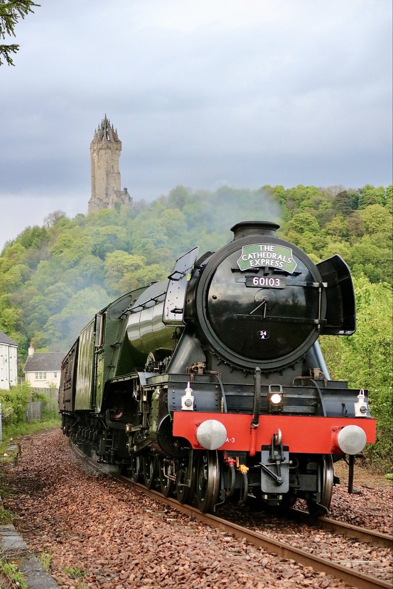 Flash back to 14th May 2017 and #FlyingScotsman eases round the curve at Causewayhead, @Stirlingcouk with the @TheWallaceMon as a backdrop on the yet to be electrified @NetworkRailSCOT line from Alloa. How times change so quickly!