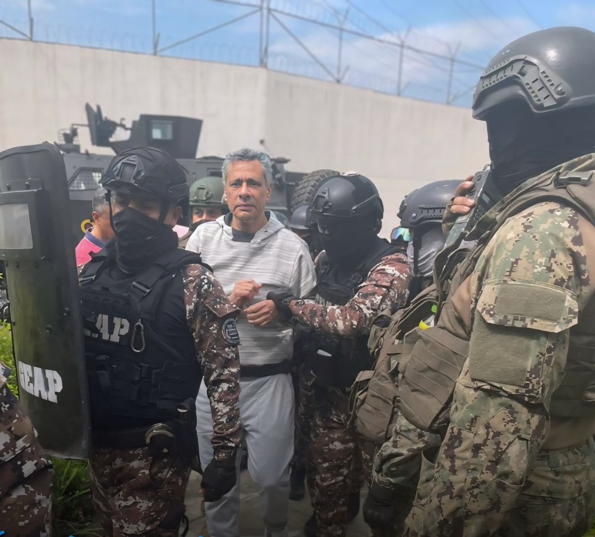 🇪🇨 | ÚLTIMA HORA: El exvicepresidente de Ecuador, Jorge Glas, es ingresado a la cárcel de máxima seguridad 'La Roca' en Guayaquil.