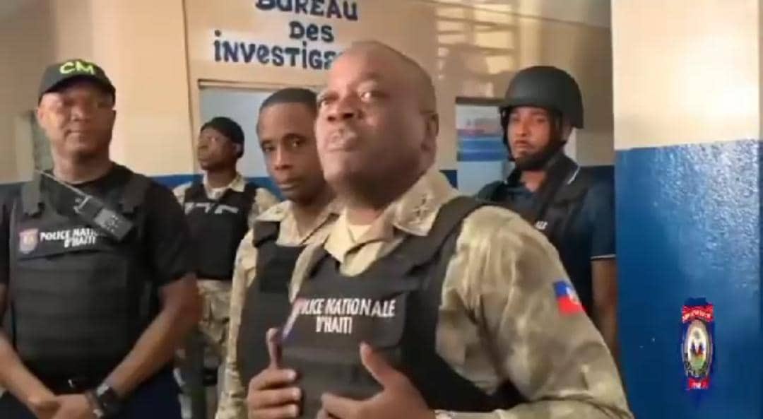 Le DG a.i de la PNH, Frantz Elbé, a visité la Base du CBIM à Clercine II et au Commissariat de Tabarre le 5 avril 2024. Saluant le courage des policiers, il a souligné leur rôle crucial dans la sécurisation de la zone. Accompagné du Directeur Central de la Police Administrative,