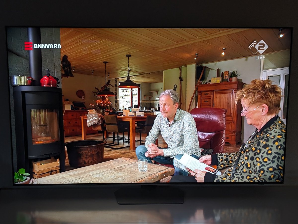 Mevrouw heeft een levensbedreigende longziekte en zit 'gezellig' bij de #houtkachel in haar woonkamer. Hoe kan het dat mensen zo onwetend zijn over de gevaren van #houtrook? 😧 #kassa_bnnvara #ernstigeluchtvervuiling #ziekmakend