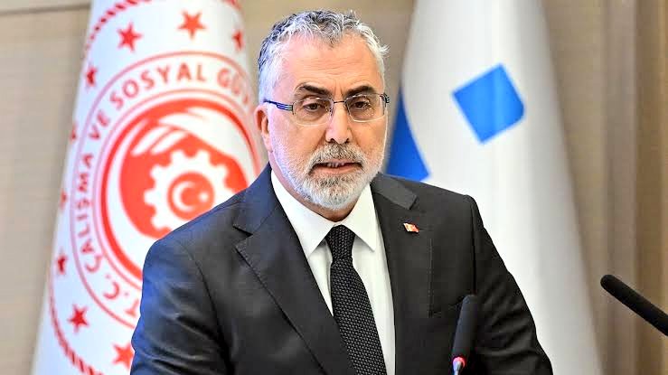 Kamu personeli alımlarında 35 Yaş sınırı artık ciddi bir şekilde ele alınıp makul bir revizyon yapılmalı.

Bu konuda beklenti içinde olan ciddi bir kitle var. Kitlesel konulara duyarsız kalmamalı idareciler.

Çalışma ve Sosyal Güvenlik Bakanı Prof. Dr. Vedat Işıkhan kurmaylarına