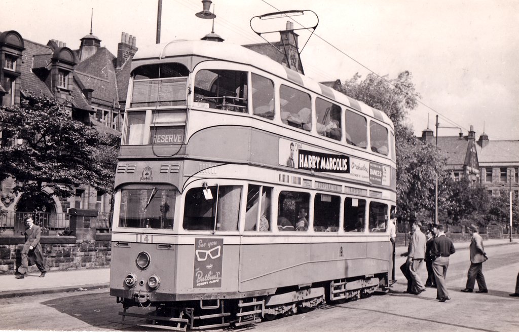 We're on Coplaw St on 10th August 1952, just outside the Royal Samaritan Hospital. The destination blind reads 'Reserved' and a look at the reverse reveals...