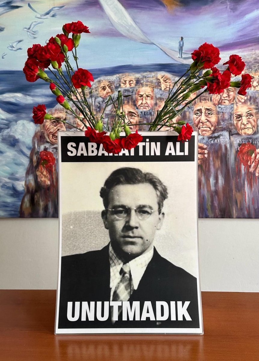 Bugün Cumartesi Anneleri Sabahattin Ali için karanfillerini meydana bıraktı. #SabahattinAli #CumartesiAnneleri993Hafta #6NisanÖldürülenGazetecilerGünü