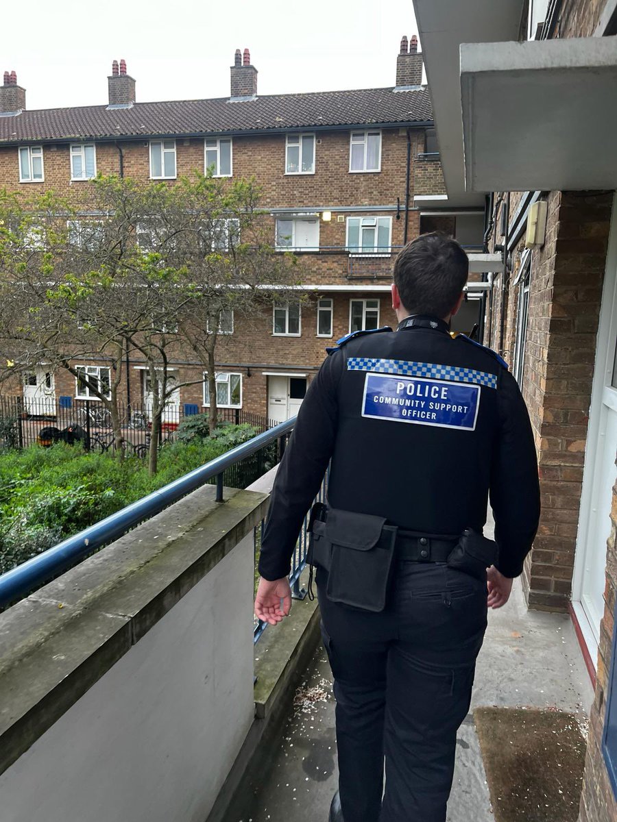 Chiswick SNT Officers are out and about patrolling known ASB hotspots this evening. 

If your local area is experiencing an increase in anti social behaviour report it via 101 or the met police website. 

#MyLocalMet #SaferNeighbourhoods