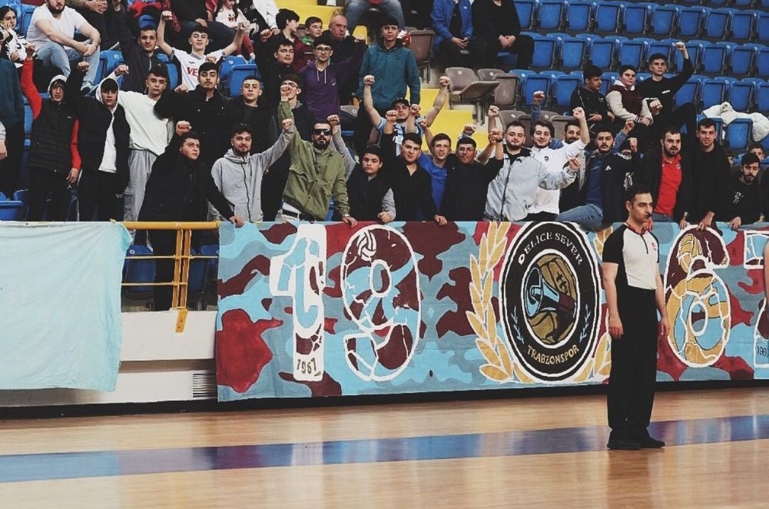 Basketbol takımımız kazanmaya devam ediyor. Bu süreçte hiçbir maç takımı yalnız bırakmamamız gerekiyor. Gelecek 2-3 sene sonra çok farklı şeyler yaşayacağız. Devam 🔥