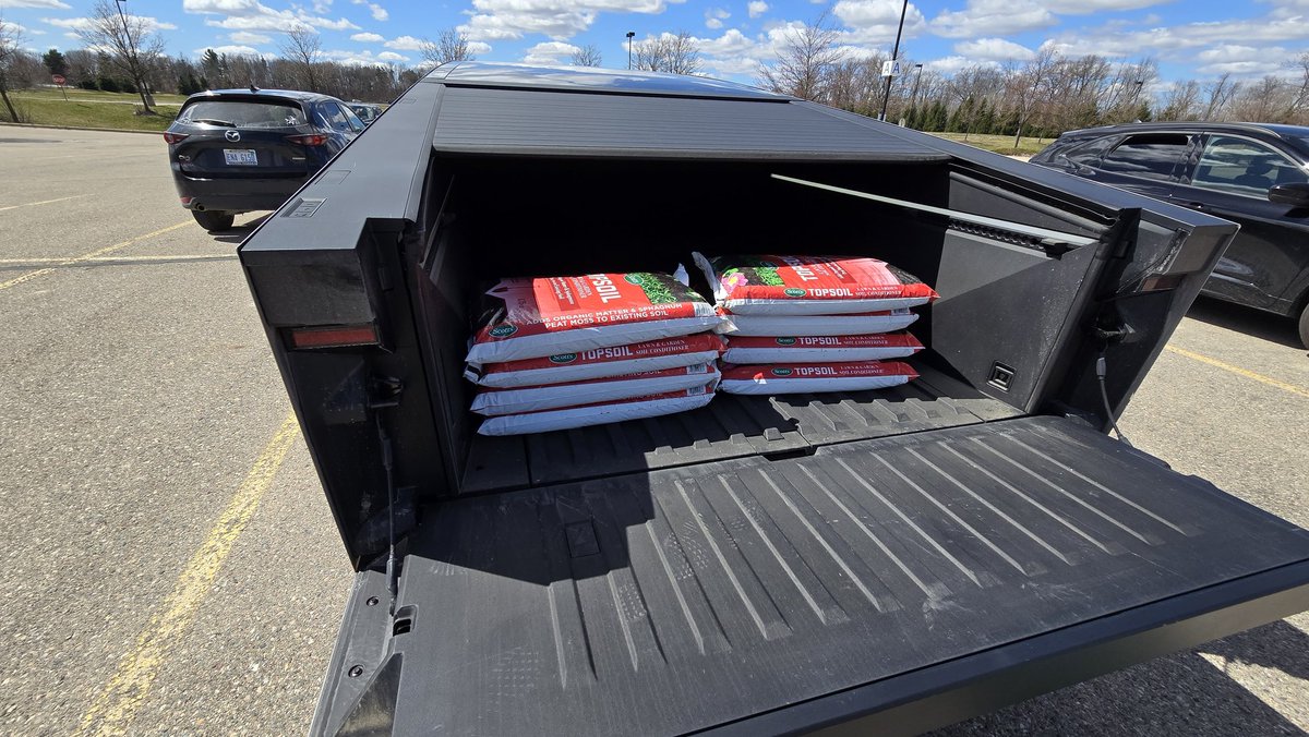 DirtyTesLa's tweet image. Thankful to have Cybertruck to help me with the real work and big loads 🙏