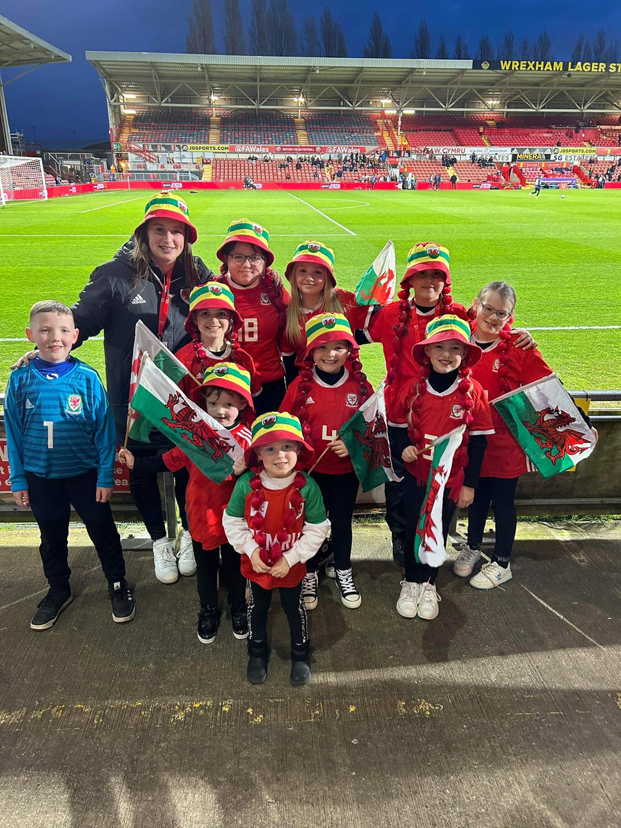 Great day working my first Wales Game with @FAWales @Cymru vs Croatia 🏴󠁧󠁢󠁷󠁬󠁳󠁿❤️ Wales Women inspiring the next generation of footballers ✨ Loved having my Amlwch Huddle Girls and some of @amlwchtownfc players there watching 🙌