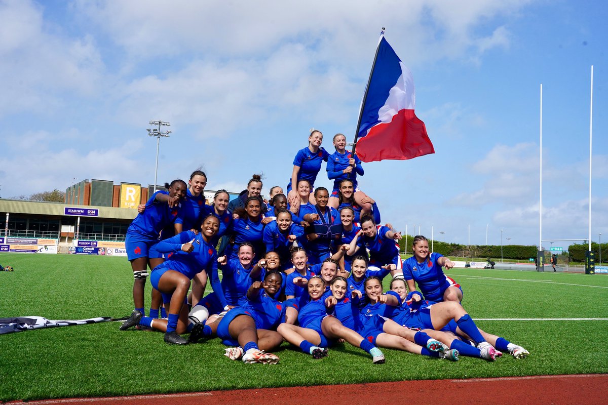 SixNationsU20's tweet photo. Raising the flag on an unbeaten campaign 🙌

France Under-18 Women rounded off their festival with a fifth win from five by beating England👏

#U6N18 | 📸 @rlambertphoto https://t.co/EAxCnTmV6x