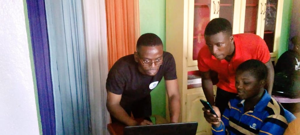 Nos jeunes curieux et passionnés ont suivi l'atelier jusqu'au bout

Merci <a href="/silviodachille/">Achille fotso</a> venu spécialement de Bangourain dans le Noun pour l'appui et l'esprit d'équipe  🙏

Merci à Nkwangtech Foundation pour ce partenariat qui s'annonce fructueux 🎊