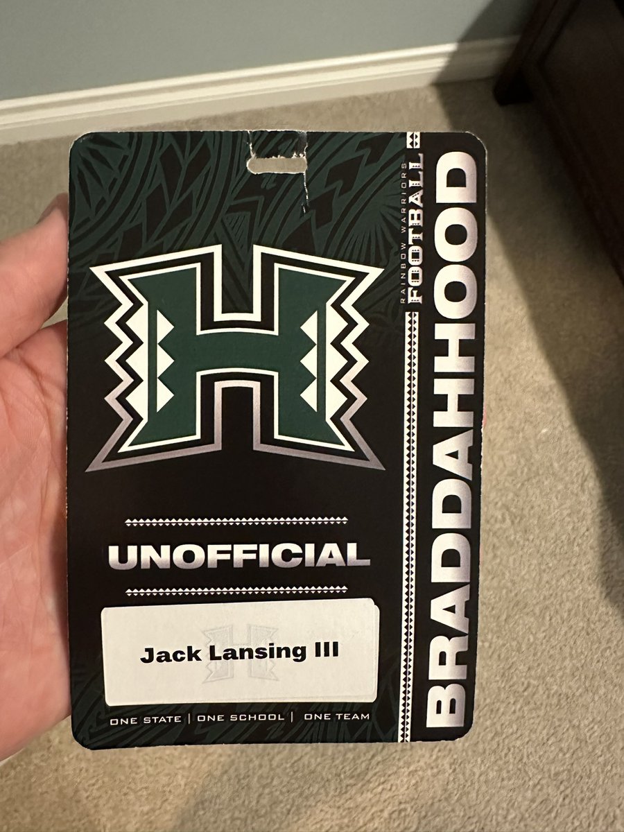 Thanks again for having me and my family out last week @HawaiiFootball. 
Thank you to @CoachTomSaxby and @matt_chon for the great hospitality and conversations. The #Braddahhood is changing the culture. See you soon! 
@smsbacademy @CoachBlackwell_  @hartland_fball @tsteve50