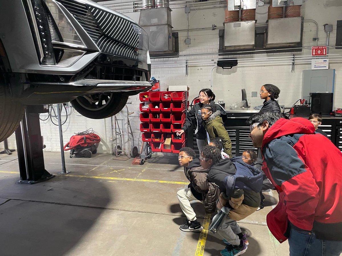 Our team welcomed Momentum Coffee Chicago’s Robotics team to our garage today! Students had the chance to tour the garage and learn more about EcoCAR and EVs! Thanks for stopping by 🚙⚡️

#EcoCAR #EcoCAREVChallenge #GMStudents #BEICONIC