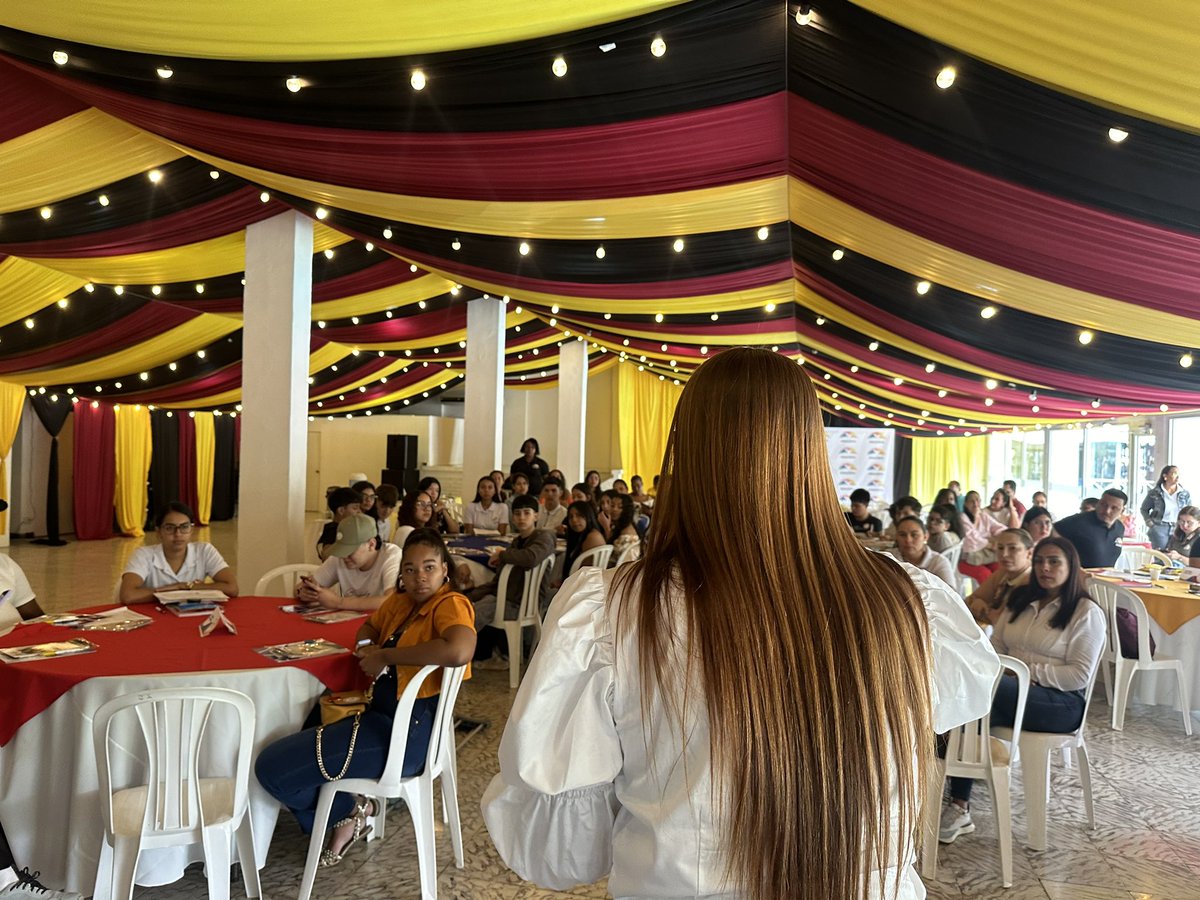 Hoy en #Cali participamos en el Encuentro Poblaciones Renacientes del partido  <a href="/SoyRenaciente/">Partido Colombia Renaciente</a>, donde compartimos con niños, jóvenes y adultos nuestra experiencia de vida y los retos que tenemos las alcaldesas mujeres en el país.
Gracias a <a href="/jhonmurillob/">Jhon Arley Murillo Benítez</a> por este espacio que nos