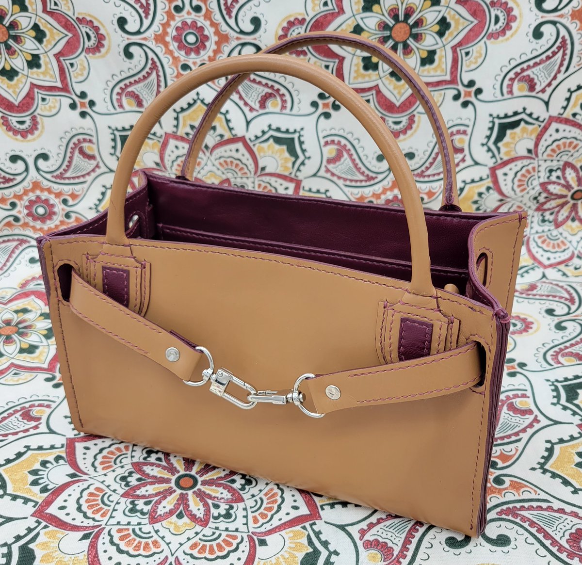 The Olivia features a fully leather lined interior with a detachable clutch that doubles as a divider. Completely hand stitched bag! 

#Olivia #bagoftheday #saturdayfashion #handbagdesigner #fashionstyles #purseaddict #purseblog