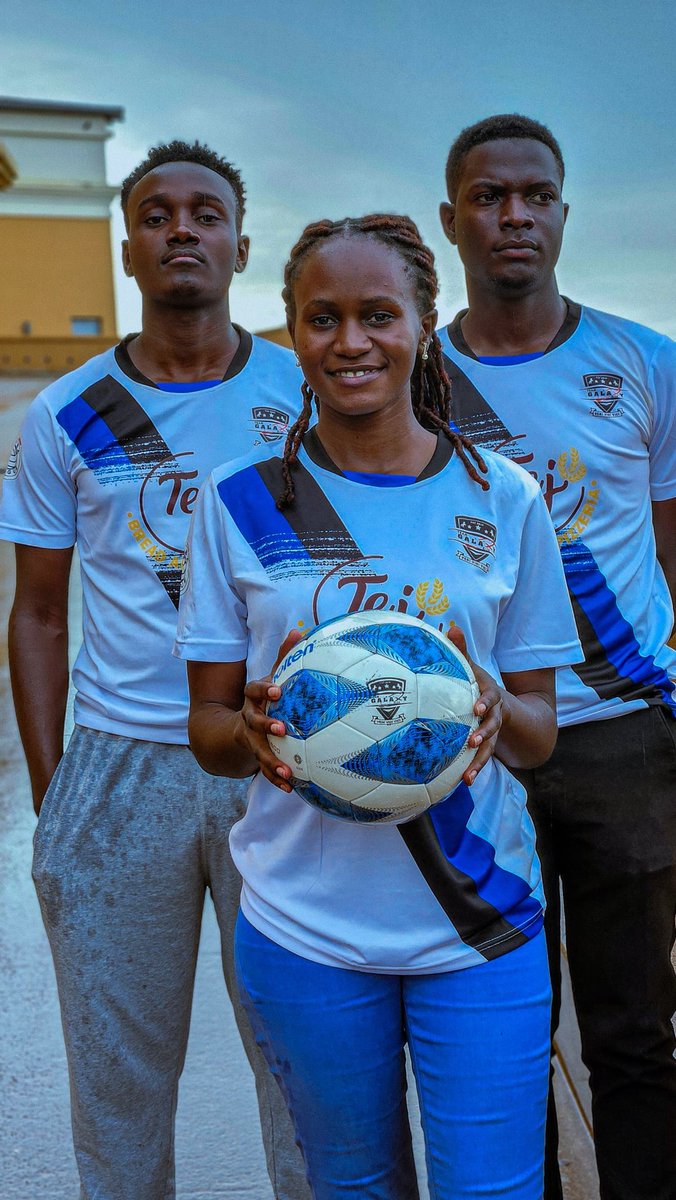 galaxyk14fc's tweet photo. ๐จ Checked in for league season โ
.
Ladies and gentlemen the Galaxy FC home shirt reveal for #KISOBALeagueSnIII๐ฎโ๐จ.
Powered by @tejbreadandpizz.
๐ธ: @InfluencerUg1
#KLReturns || #AllonsGalacticos https://t.co/z0dw0PQd3U