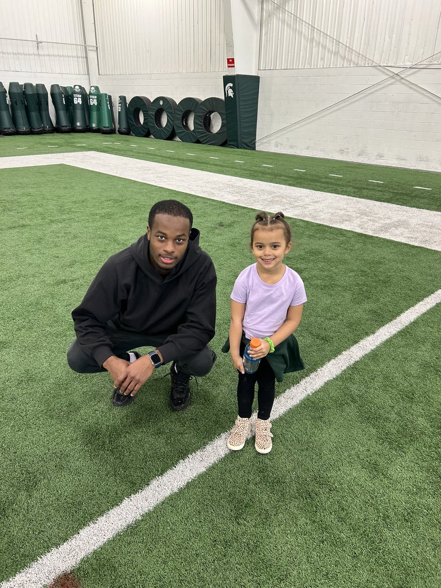 The Twinnie’s bumped into their favorite player today!! 💚 🤍