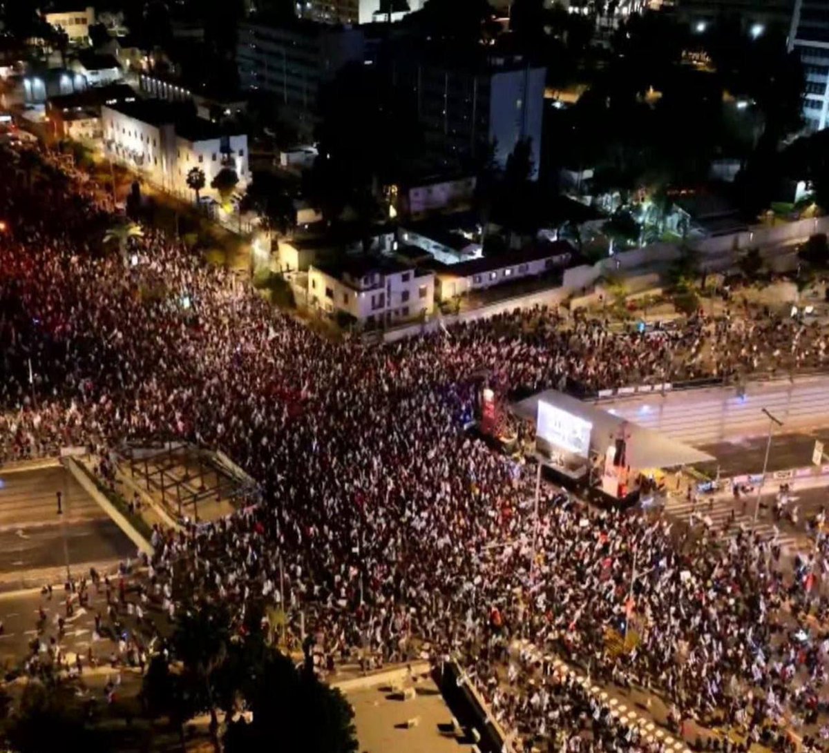 🇮🇱The problems for Netanyahu are expanding Thousands of Israelis demonstrate in Tel Aviv to demand an exchange deal and the overthrow of Netanyahu’s rule.