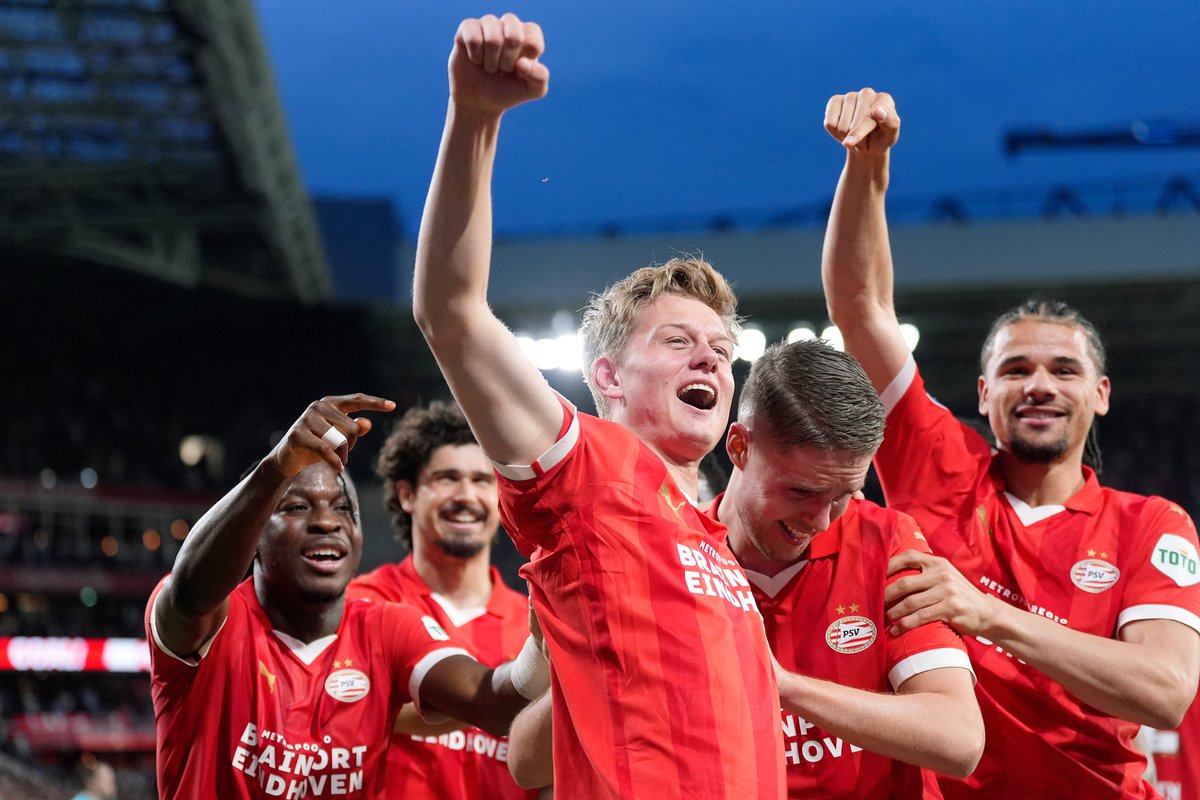 Jesper Uneken is de 18e speler die dit seizoen voor <a href="/PSV/">PSV</a> in de eredivisie wist te scoren. #psvaz #uneken #debuut