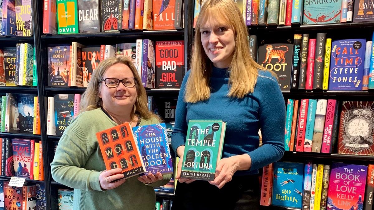 Lovely to meet booksellers @fionamsharp and Cat @wstonesdurham and Emma at @CollectedDurham - signed Wolf Den trilogies now in stock 🧡💙💚