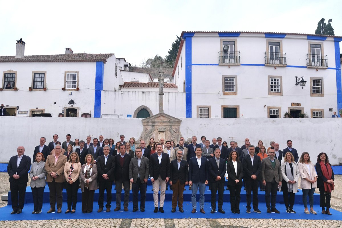 Foto de família do XXIV Governo no Largo de Santa Maria, em Óbidos, 6 de abril de 2024