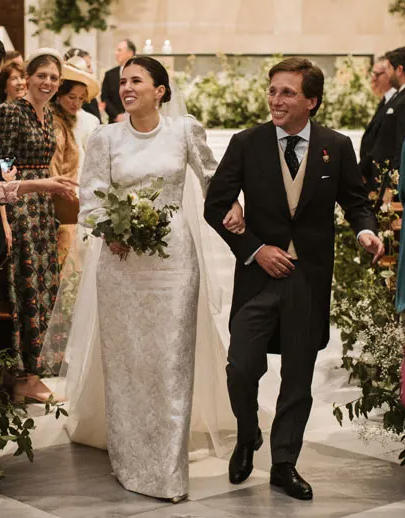 Los clásicos no se modernizan porque, a diferencia de la bazofia de trapos que vestimos ahora, son imperecederos. Aquí Teresa Urquijo enseñándonos cómo destrozar un diseño de Pedro Rodríguez #powerdressing