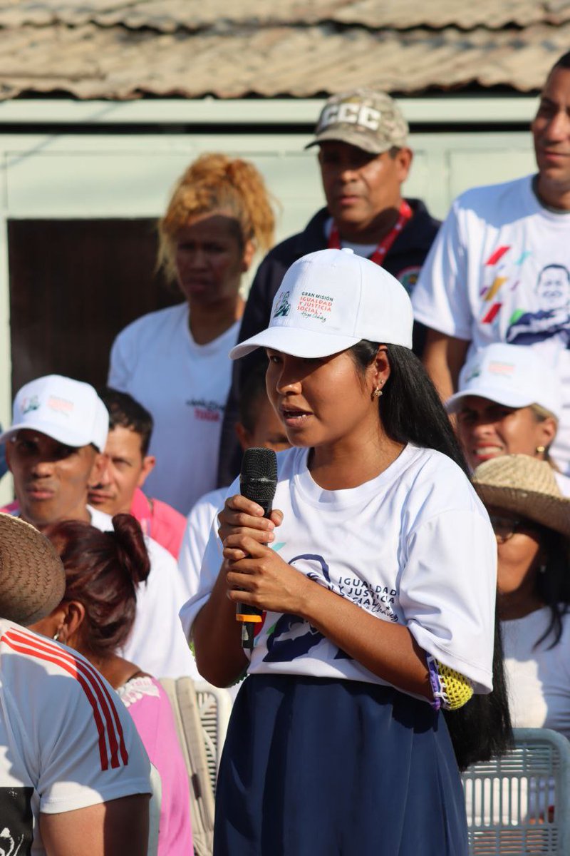 Alcaldesa @gestionperfecta desde la Cota 905 escuchando e interactuando con la comunidad acerca de la nueva Gran Misión Igualdad y Justicia Social Hugo Chávez y cada uno de sus vértices, que se orientan hacia la felicidad del pueblo.

#VenezuelaJusticiaSocial
#Oriele #gfvip #6Abr