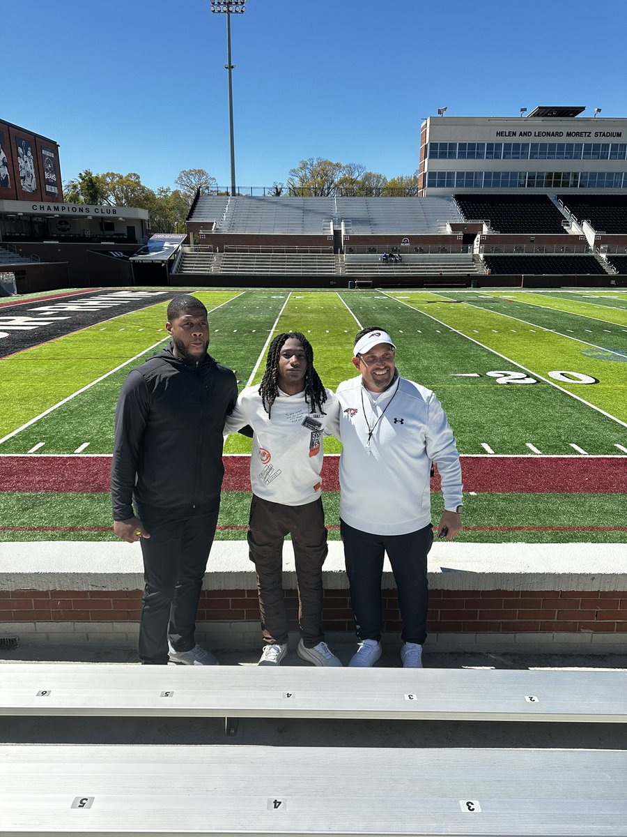 Had a great time at Lenoir-Rhyne University today with @CoachO_13 and @JarrettBoykinJr 💪🏾💪🏾 @myersparkfball @captain_41 @Coach_I_Cooper @coachjames29 @JibrilleFewell @PrepRedzone @HighSchoolBlitz @SC_DBGROUP