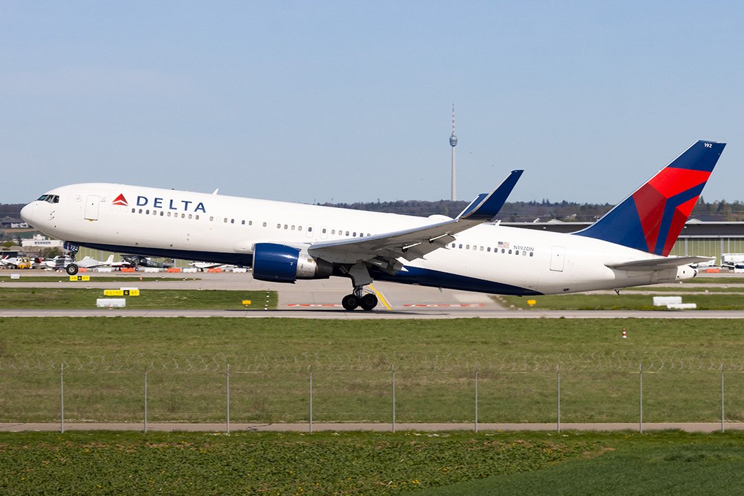 AviaphotoYannis's tweet photo. Nice morning today. Feels like summer is a bit early.
#hc130j #u28 #B767 #delta #plane #planespotting #aviation https://t.co/LoxmUWRC50
