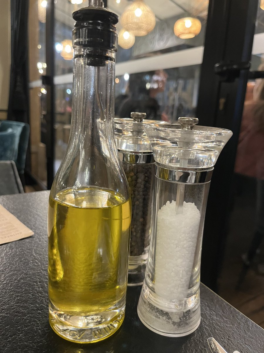 alvaroogito's tweet photo. Damos por imposible cumplimiento el RD 895/2013 para disponer aceite de oliva en Horeca con tapón irrellenable y correctamente etiquetado?.  Oportunidades perdidas en una potencia turística como España y flaco favor al consumidor en general. Autoridades en que estáis ? https://t.co/5So1VqogYT