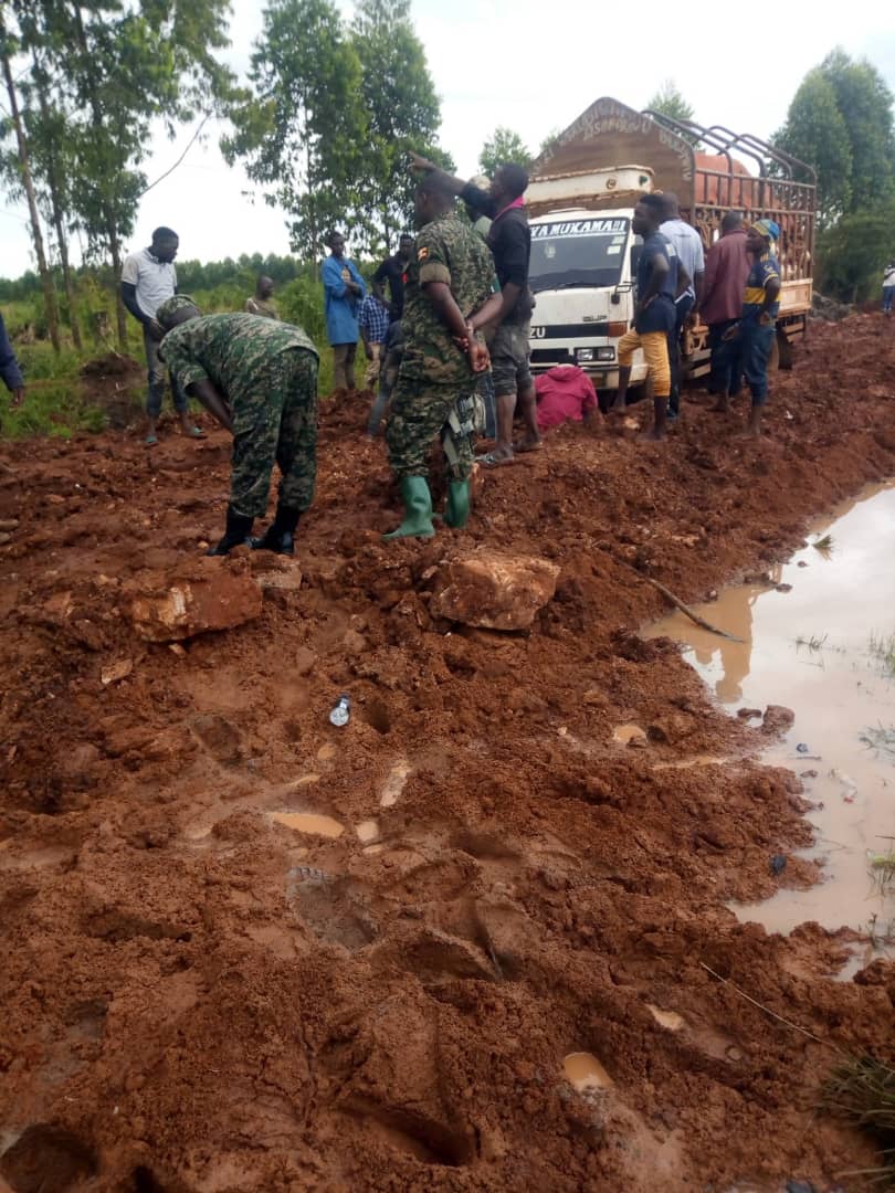 Crossing from Nakaseke to Kapeka is impossible now.UNRA i have reminded you several times. Businesses are stuck due to poor roads in Nakaseke. UNRA wake up.. This is Kapeka_Nakaseke rd.