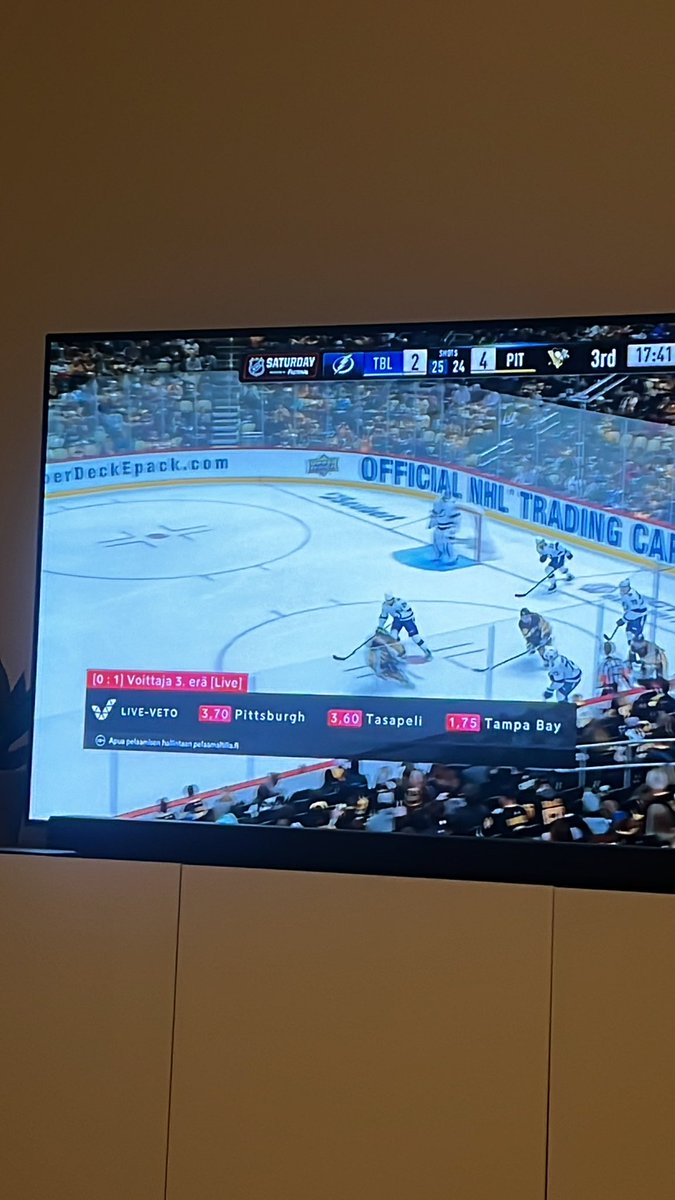 Maksaako Veikkaus kuinka paljon tästä tunnilta kestävästä mainoksesta? Jos <a href="/makinenantti/">Antti Mäkinen</a> mielestä se jenkkien pään kaveri on kameran kans kuistilla, niin ei tääkään ny aivan lapaa mee täällä päässä. <a href="/Viaplay_FI/">Viaplay</a>