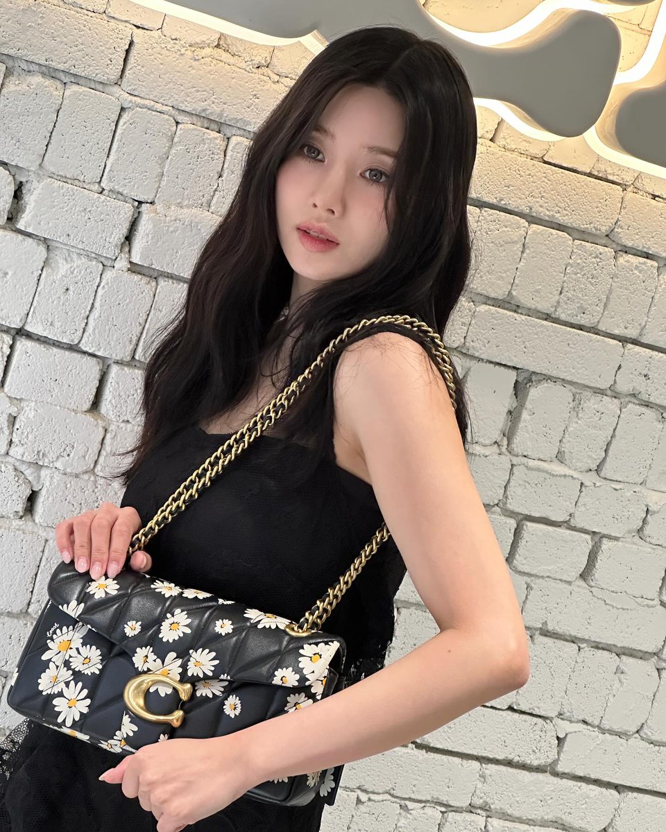 [📸] 240406 Kwon Eunbi silver_rain.__ Instagram Update at Coach Pop-up Store

"@/coach 🌼💛
⠀
#/CoachNY #/CoachKorea #/CourageToBeReal #/CoachSeongsuPop-up #/CoachQuiltingTabby"

🔗 instagram.com/p/C5Z8JnbvKQZ/…

<a href="/KWONEUNBI/">권은비 (KWON EUNBI)</a> #KWONEUNBI
#권은비 #ウンビ #クォンウンビ