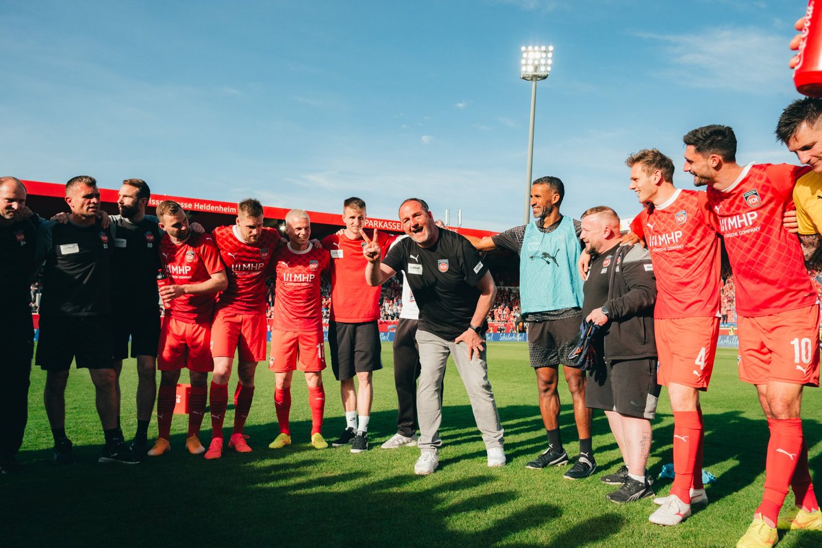 Almanya'da sezonun yenisi Heidenheim'ı 17 yıldır çalıştıran hoca Frank Schmidt'in Bundesliga'da son 10 yılın en kötü kadrosuyla bugün Bayern'i çarpması ayrı, 13 kişilik rotasyonla ligi ilk 10'da bitirme ihtimali apayrı mucize, 33 yaşındaki hocaya 17 sene sabretmenin sonucu işte..