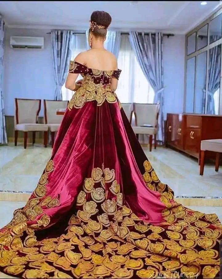 BREAKING: Igbo man weds his wife in a beautiful Isiagu attire, bridal maids rock Ishiagu regalia.

#IgboAmaka.