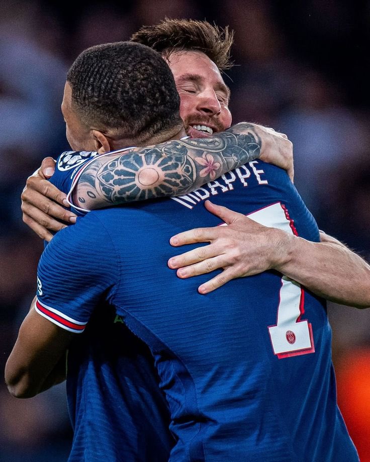 shysfc's tweet photo. Jogadores da nova geração que consideram Messi, o melhor jogador de todos os tempos. 🐐

[Thread] 🧶 https://t.co/yerhBzQCyD