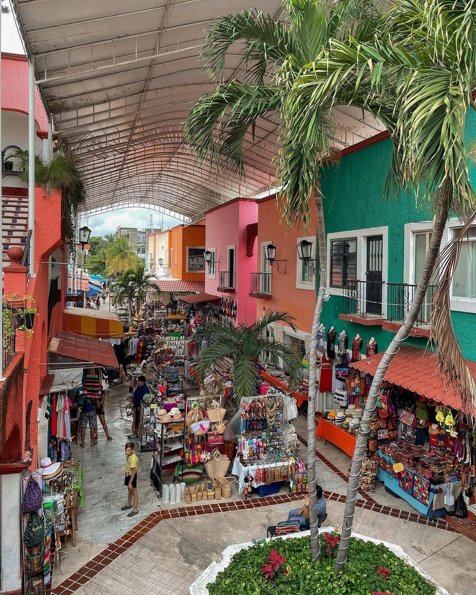 Discover art and culture in the heart of downtown #Cancun at 𝗠𝗲𝗿𝗰𝗮𝗱𝗼 𝟮𝟴.

Enjoy Mexican authenticity among craft stalls and colorful murals. A vibrant experience! ✨

📍 @CancunCVB
📸 IG: miudaalentejana │ gabizorzo

#MexicanCaribbean #TheSignatureParadise