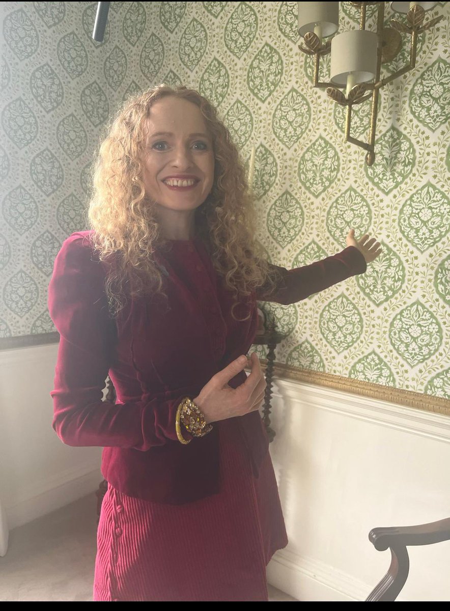 But who poisoned the wallpaper? On in 20 minutes 8.30 @channel5_tv @olliecwright the royals get up their murderous ways in #SecretsoftheRoyalPalaces @channel5_tv