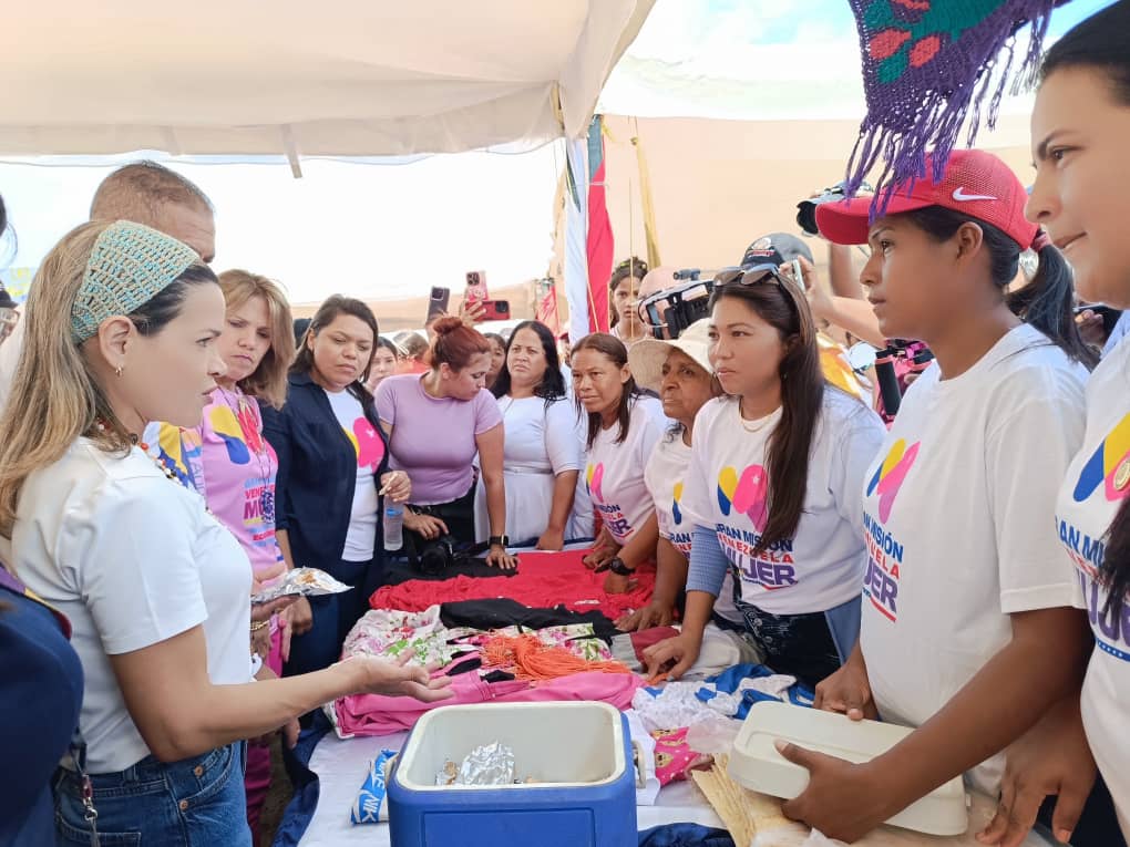 Banco Bicentenario otorga financiamiento a pescadoras del estado Bolívar como parte del programa Credimujer de la Gran Misión Venezuela Mujer.

@BcoBicentenario 
@CrediMujer

#RadiotomCanta
#JusticiaSocial 
#oriele 

venezuela-news.com/banco-bicenten… vía @venezuelanewsVN