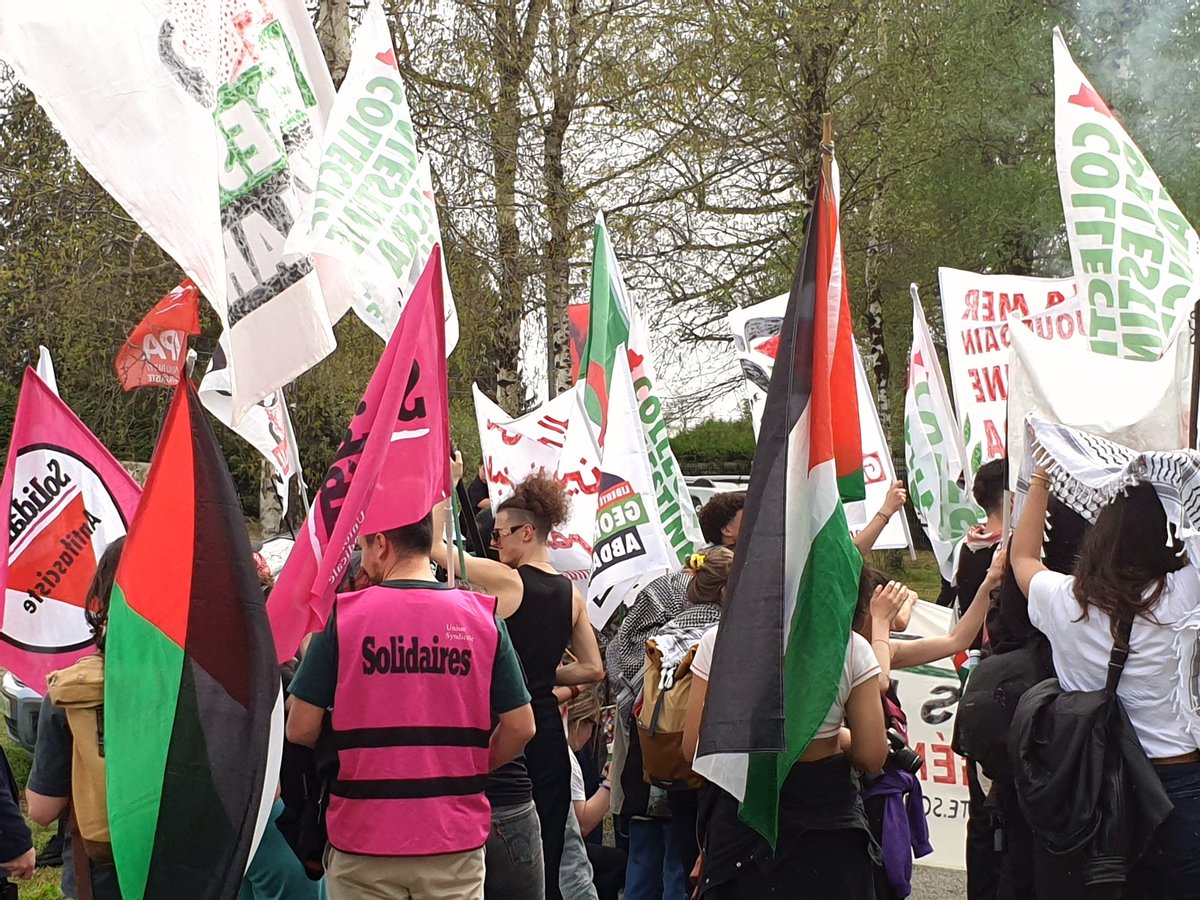 🇵🇸 Nous avons manifesté aujourd'hui devant la prison de Lannemezan pour exiger la libération du militant pour la cause palestinienne Georges Abdallah. Plus largement, nous soutenons la résistance du peuple palestinien génocidé par Israël et notamment les étudiant·es.