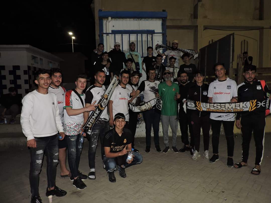 Les mouloudéens ont organisé un Ftour à leurs homologues de USM Khenchela qui se sont déplacés à Alger pour assister au match de leur équipe face à ES BENAKNOUN. 🟢🔴🤝⚪⚫ #Algerie #LIGUE1MOBILIS 🇩🇿