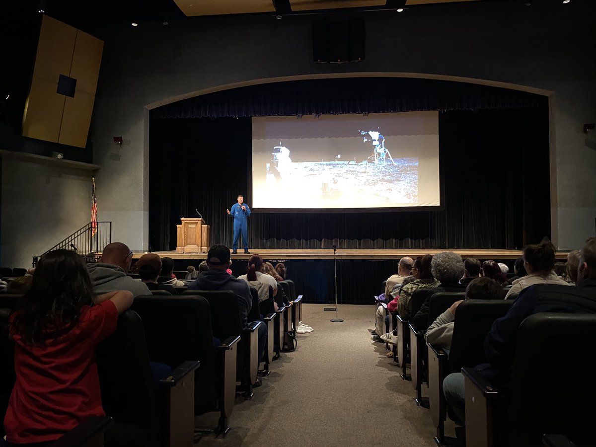 A little stop at Niagara Falls High School this afternoon. // Petit arrêt à l’école secondaire de Niagara Falls cet après-midi.