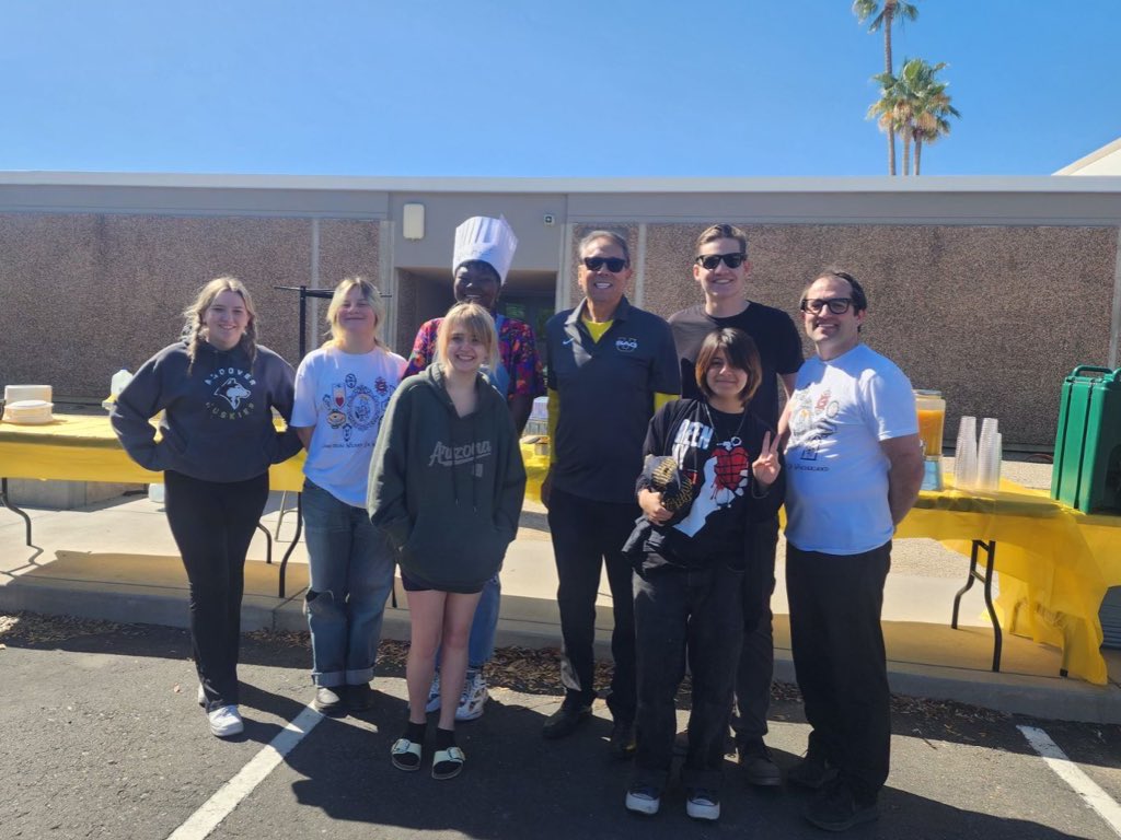 Thank you Scottsdale Mayor Ortega for stopping by to give blood for National Honor Society and then buy some pancakes for our SHS Theatre fundraiser this morning. @scottsdaleazgov @ScottsdaleUSD