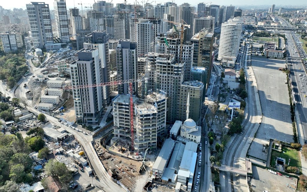 İki bayrak arası 1996 Fikirtepe'si.
İkinci fotoğraf kentsel dönüşen hali.
Yorumsuz.