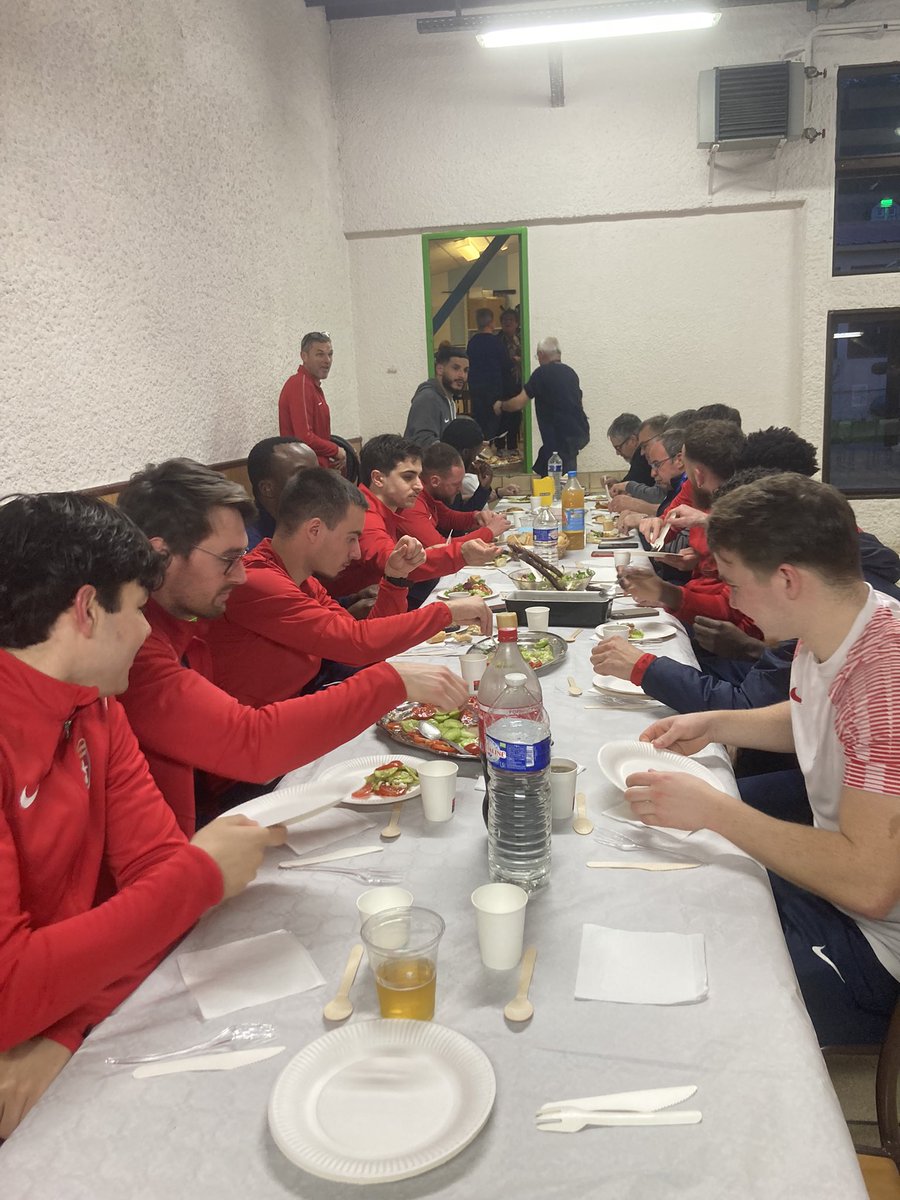 [ MATCHDAY 2️⃣1️⃣ #N2 ] 

Départ à l’instant de Trélissac  🔜 Saumur 
Un GRAND merci au club de <a href="/TrelissacFC/">Trélissac Antonne Périgord FC</a> et ses bénévoles pour leur accueil ! 🔝🔝
L’équipe a tout dévoré 🍗 
On vous souhaite une bonne fin de saison ⚽️⚽️

#PARCEQUESAUMUR 🔴🔵